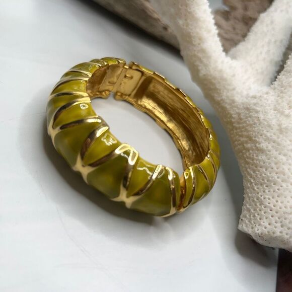 Kenneth Jay Lane Hingled Bangle Bracelet Gold Yellow Green - Picture 6 of 13